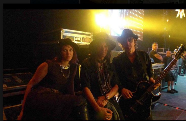 Izzy Stradlin, Timo Kaltio e Beki Cowey.