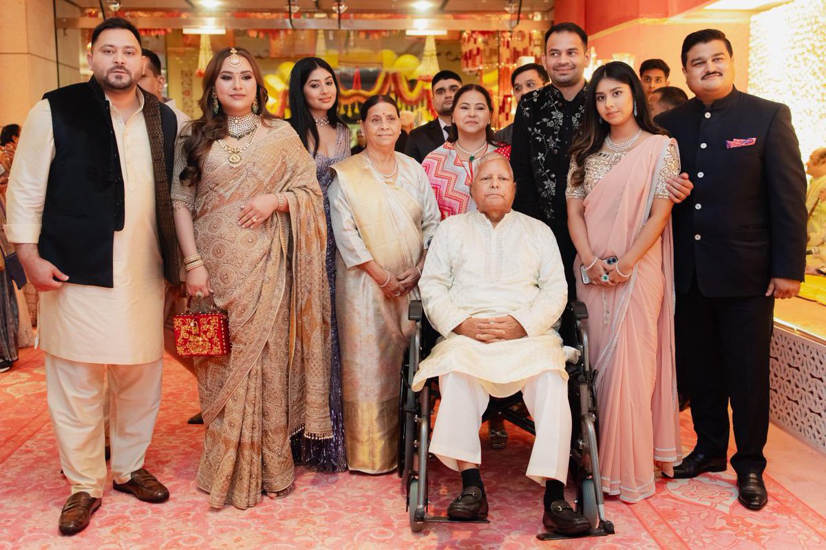 Mrsinha's tweet photo. Lalu took all his family members with him to Ambani's wedding...😂😂😂😂 https://t.co/rN3B2ukAzQ
