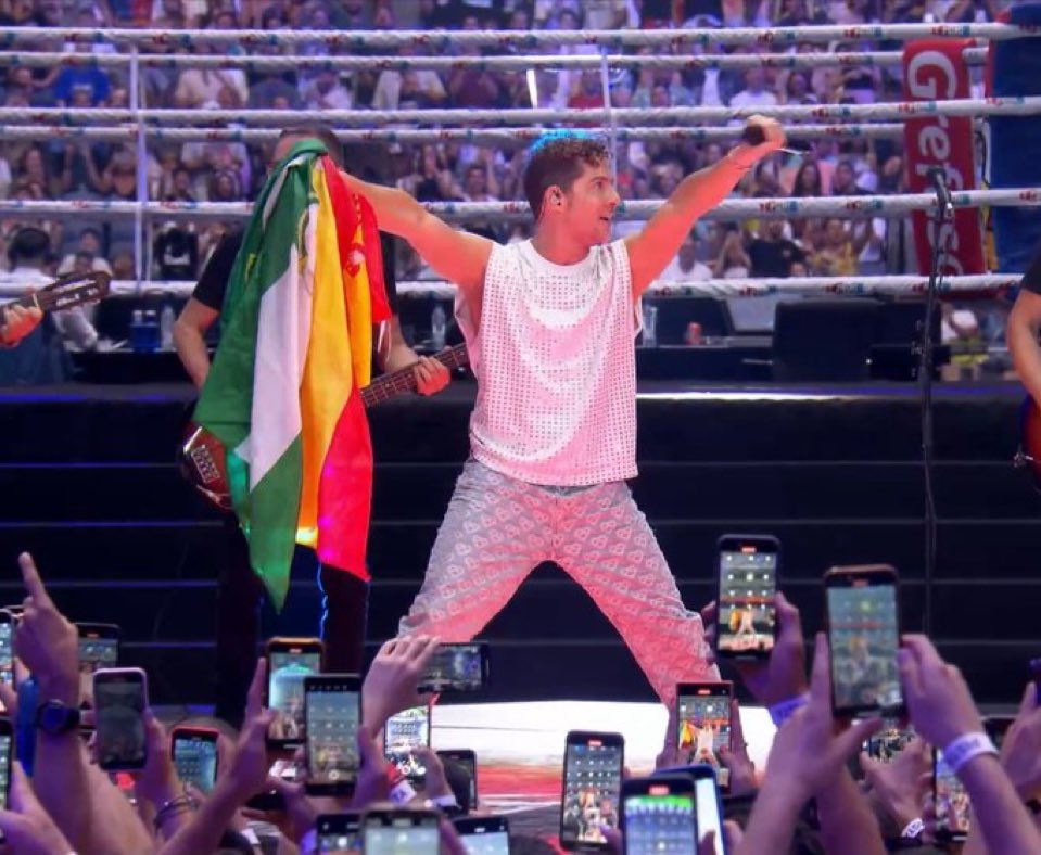 Atención al recital de este padre:

-No dice "F*llar" cada 2 frases.
-Sale con la bandera de España.
-Es el artista español más histórico.
-Solo saca temazos.
-Es el cantante español del mundial que ganó España.

DÓN DAVID BISBAL, LEYENDA. 🇪🇦
