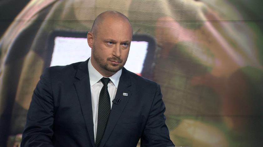 BBN_PL's tweet photo. W sprawie ambasadora Szatkowskiego trzeba zadać bardzo konkretne pytanie, co Polska wyniosła z tej decyzji i medialnego zamieszanie, które pojawiło się tuż przed szczytem NATO. Ambasador mógł dokończyć kadencję i przygotować szczyt NATO, po którym jego działalność dobiegłaby końca, zgodnie z deklaracją Prezydenta. 

Prezydentowi @AndrzejDuda wedle mojej wiedzy została przekazana jedynie notatka ogólnie podnosząca wątpliwości, jakie kiedyś, przed wykonaniem sprawdzenia, miała SKW. Od tamtego czasu ambasador został wyznaczony na stanowisko, pełnił funkcję przez pięć lat w sposób dobrze oceniany przez sojuszników i znalazł się na liście kandydatów na stanowisko zastępcy sekretarza generalnego NATO. Polska nie zyskała nic na podnoszeniu wątpliwości z jednego z dawnych postępowań i na przeciekach medialnych. 

W BBN najgorsze możliwe skojarzenia budzą sytuacje, w których odbiera się poświadczenia bezpieczeństwa urzędnikowi albo żołnierzowi, który wykonuje istotne zadania.

Jeżeli chodzi o ambasadora Najdera, ze swojej strony mogę powiedzieć, że przeprowadził obsługę delegacji na szczycie NATO w sposób profesjonalny i nie budzący zastrzeżeń. 

Szef BBN @JacekSiewiera w @faktypofaktach