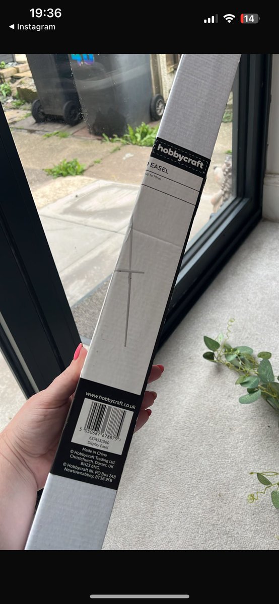 Cowell_Jenny's tweet photo. @Hobbycraft purchased this easel, just came to use it and there’s no screws in the box to put it together, please help a distressed lady out this for a wedding 😫😫 https://t.co/mYdZu2djVu