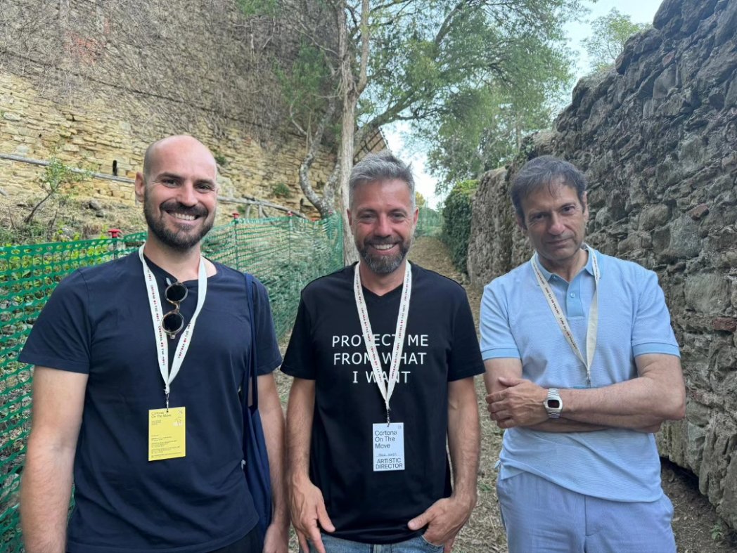 IEBalearics's tweet photo. ▶️Aquests dies, el secretari autonòmic de Cultura i vicepresident de l'@IEBalearics , Pedro Vidal, ha assistit als dies inicials del festival internacional de fotografia @CortonaOTM, amb "Androids in the Woods" de @Toni_Amengual , guanyador de la convocatòria oberta de l'IEB 📸. https://t.co/NhrCx9LLyt
