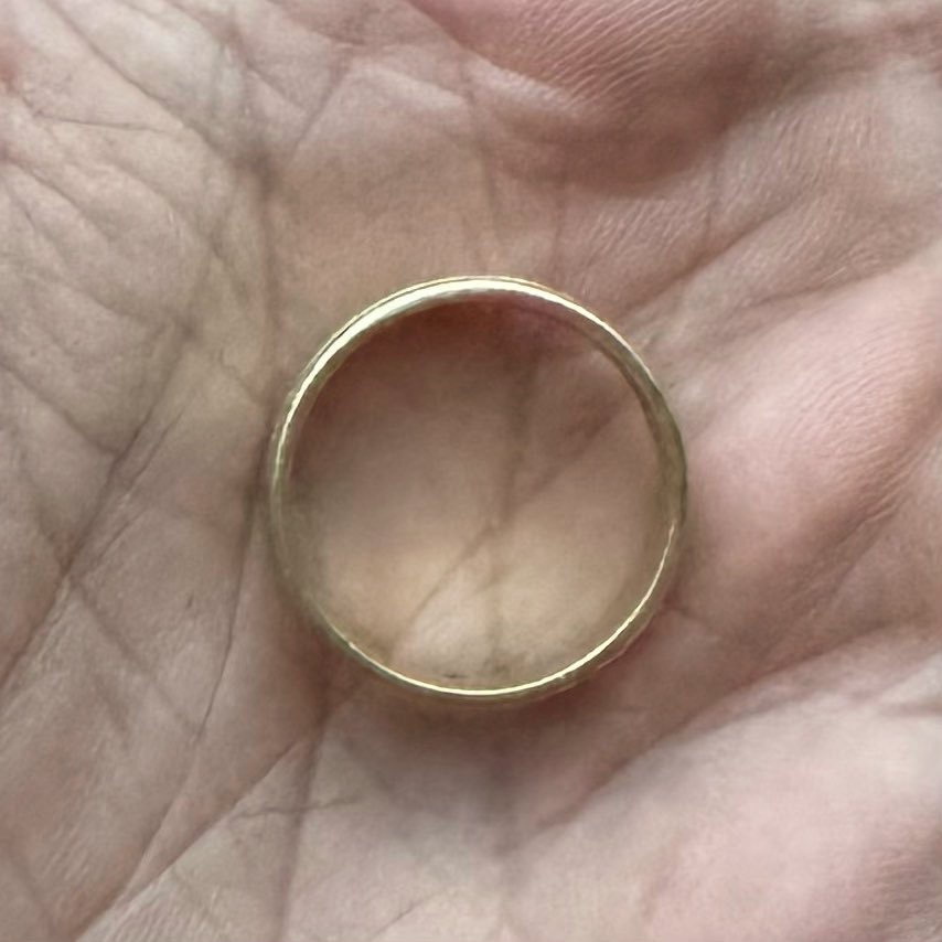 Zkouším sílu sociálních sítí. Dnes (13. 7. 2024) odpoledne jsem v Písku ztratil snubní prstýnek.💍 Má pro mě duševní hodnotu. Poctivý nálezce samozřejmě dostane odměnu.

Dobří lidé prosím vás o retweet, lajky, komentáře...❤️