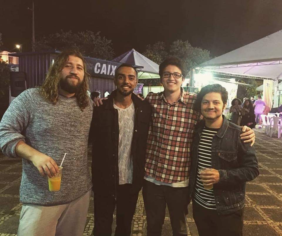 OnlyALastName's tweet photo. Pelo menos eu vivi a experiência de dois shows do selvagens a procura de lei https://t.co/ALRJkHO7z6