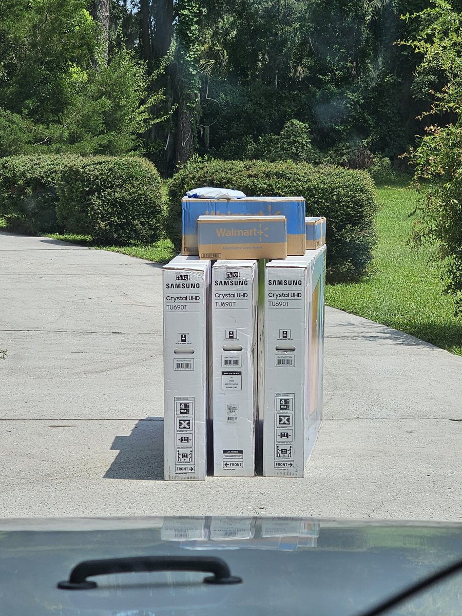 TaylorLiles's tweet photo. @FedEx @FedExHelp what is this crap? I've got a covered porch by my front door but come home to them in the middle of my driveway.... horrible. @UPS way better https://t.co/plE2nZFj3G
