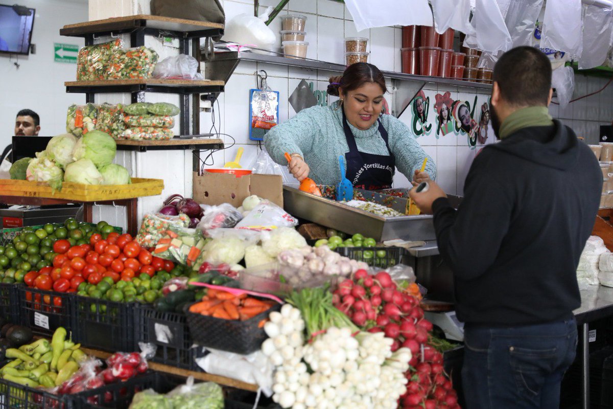 JuanJoseFrangie's tweet photo. ¿Van a venir al Mercado de Atemajac? 

Hace poco le dimos una nueva cara ✨ y celebramos su 50 aniversario de este lugar tan bonito y tradicional de nuestra ciudad. 🙌

Como siempre he dicho, los mercados son una fuente económica para las familias de las y los comerciantes. 

Vengan y apoyen el comercio local, visítenlo para hacer su despensa aquí. 😉