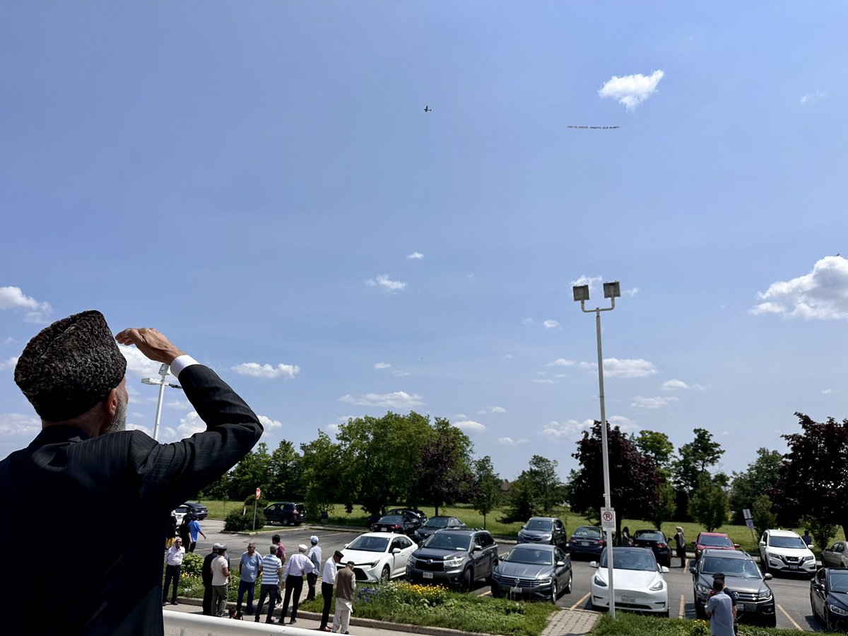 ahmadiyyacanada's tweet photo. Islam teaches gratitude and appreciation as important principles, especially towards those who have extended their kindness and affection.

As an expression of gratitude and appreciation, the Ahmadiyya Muslim Jama’at Canada flew a special message for the residents of the Town of Bradford West Gwillimbury.

Thank you, Bradford. We appreciate your support, patience, and hospitality, which enabled a resoundingly successful #JalsaCanada.
