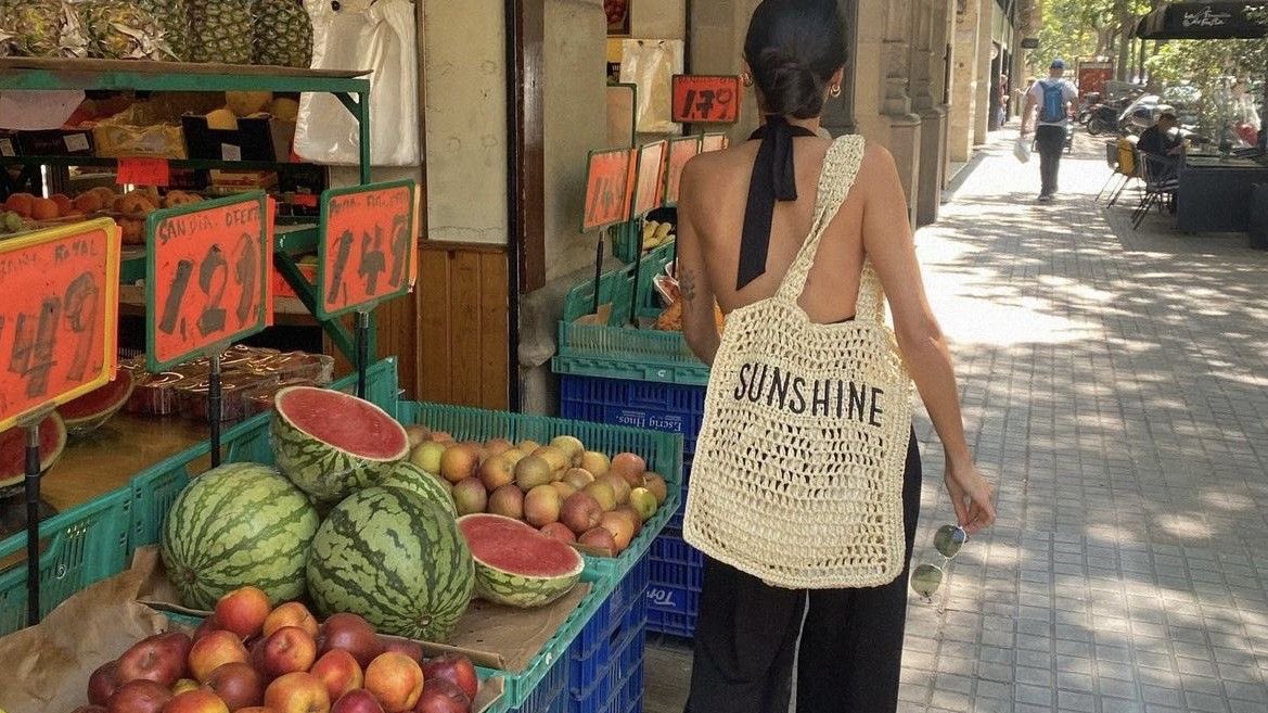 wandervoyage's tweet image. Beach day with fruit snacks 🍒🍓🍉