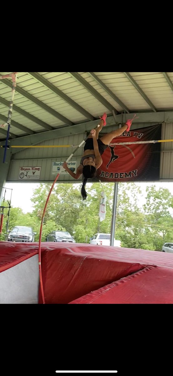 janet__le's tweet photo. Inversion is getting better.
Bar is at 9' running from a 3 step

@LCMTrack https://t.co/TFz4LwoEFQ