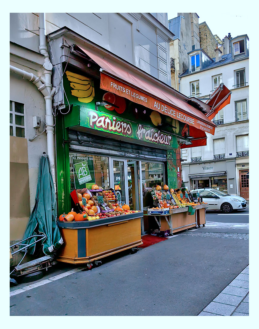 Le passage des Charbonniers, #paris15 part du boulevard Garibaldi et rejoint la rue Lecourbe, près de la station du métro Sèvres-Lecourbe. 
Cette voie doit son nom au voisinage de chantiers de bois et de charbon à l’époque de son percement.
⤵️