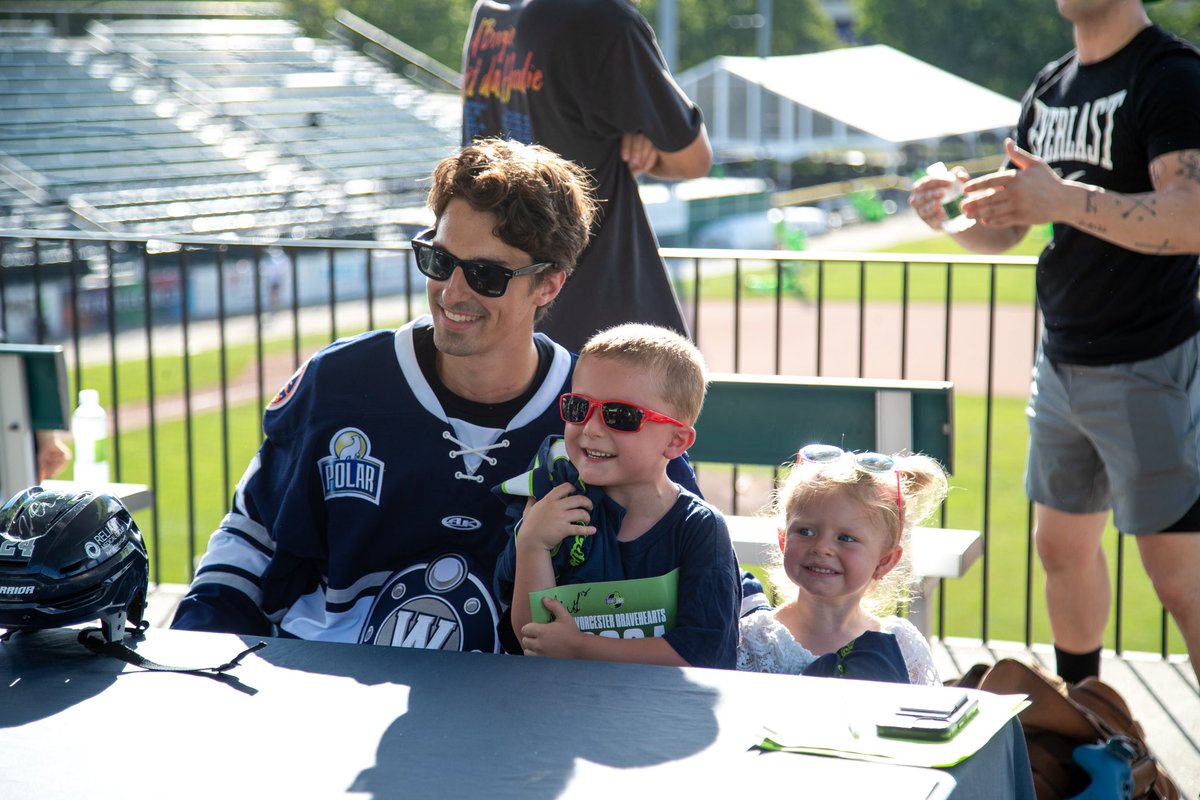 RailersHC's tweet image. A great first pitch and a great night! ⚾️

Thank you @WooBaseball for having us out for Hockey Night and for helping us give Jack a final sendoff!

#RailersHC