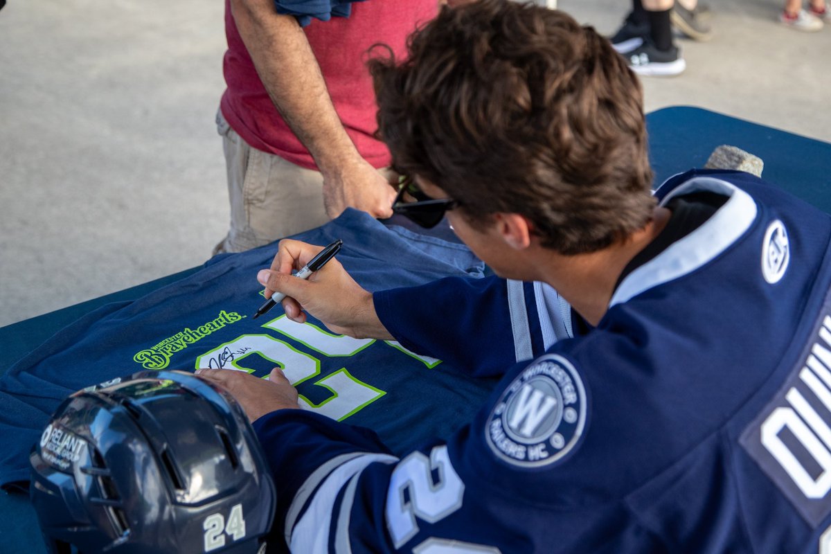 RailersHC's tweet image. A great first pitch and a great night! ⚾️

Thank you @WooBaseball for having us out for Hockey Night and for helping us give Jack a final sendoff!

#RailersHC