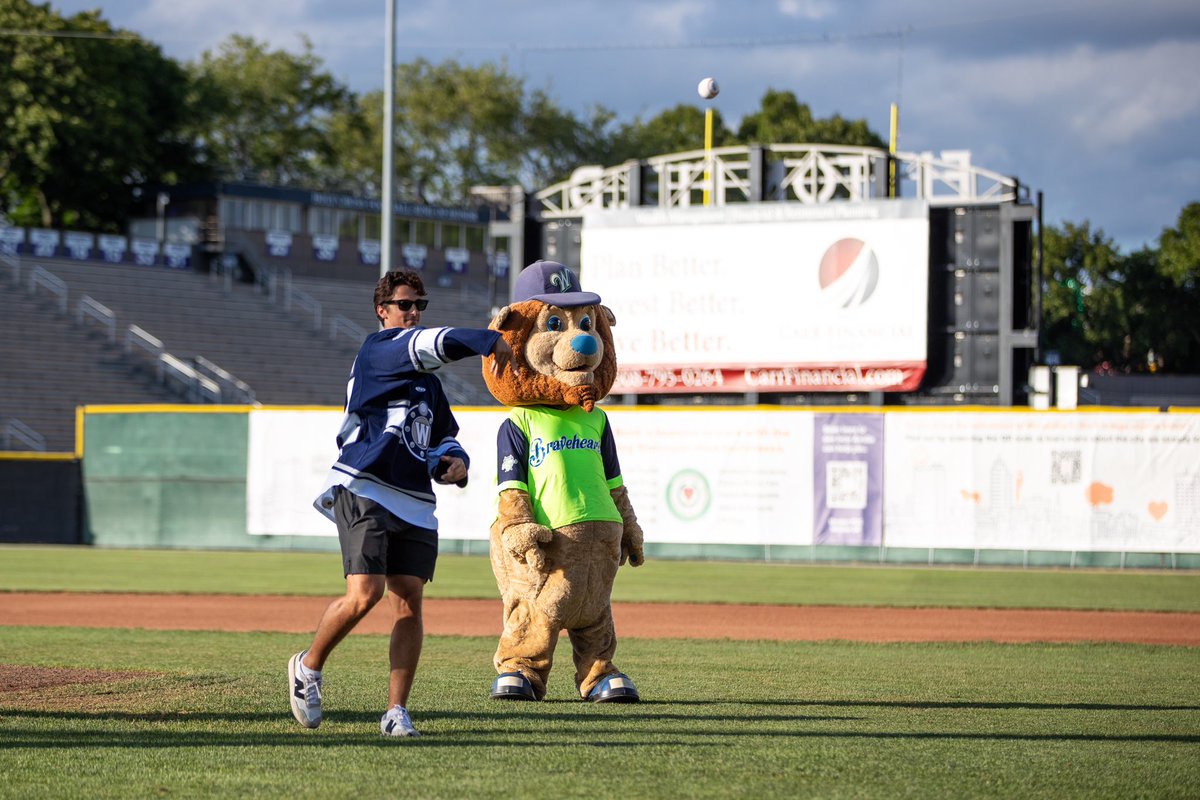 RailersHC's tweet image. A great first pitch and a great night! ⚾️

Thank you @WooBaseball for having us out for Hockey Night and for helping us give Jack a final sendoff!

#RailersHC