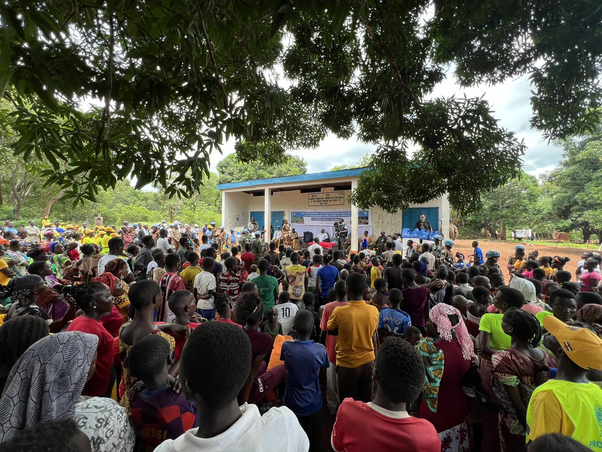 .<a href="/VRugwabiza/">Valentine Rugwabiza</a> s’adressant aux habitants de Bambouti : « Sans la Force de la MINUSCA qui est ici, sans la sécurité, tout ce que nous avons fait ici ne serait pas possible : sécurité, route, eau, santé. Vous pouvez compter sur nous, nous allons continuer à vous soutenir. »