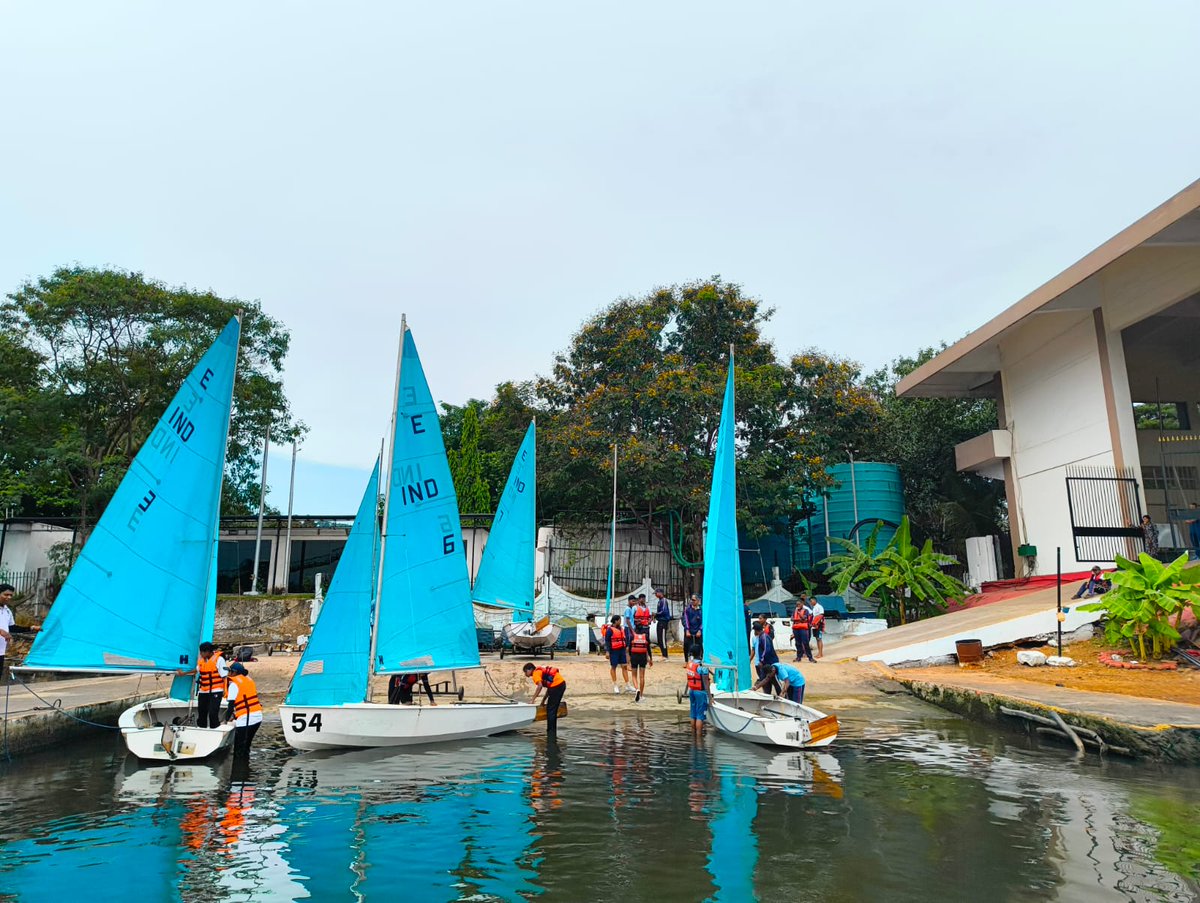 NccDteAPandT's tweet photo. Excitement rises at the Inter Group Competition - Nau Sainik Camp Enterprise Class Sailing! 🌊 Cadets unite for an exhilarating race, displaying skill and determination. ⛵️ #IGCNSC #SailingCompetition @HQ_DG_NCC https://t.co/r4VmJDubO4