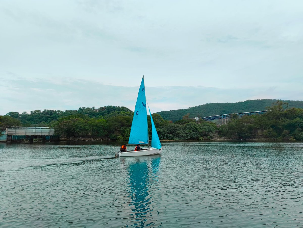 NccDteAPandT's tweet photo. Excitement rises at the Inter Group Competition - Nau Sainik Camp Enterprise Class Sailing! 🌊 Cadets unite for an exhilarating race, displaying skill and determination. ⛵️ #IGCNSC #SailingCompetition @HQ_DG_NCC https://t.co/r4VmJDubO4