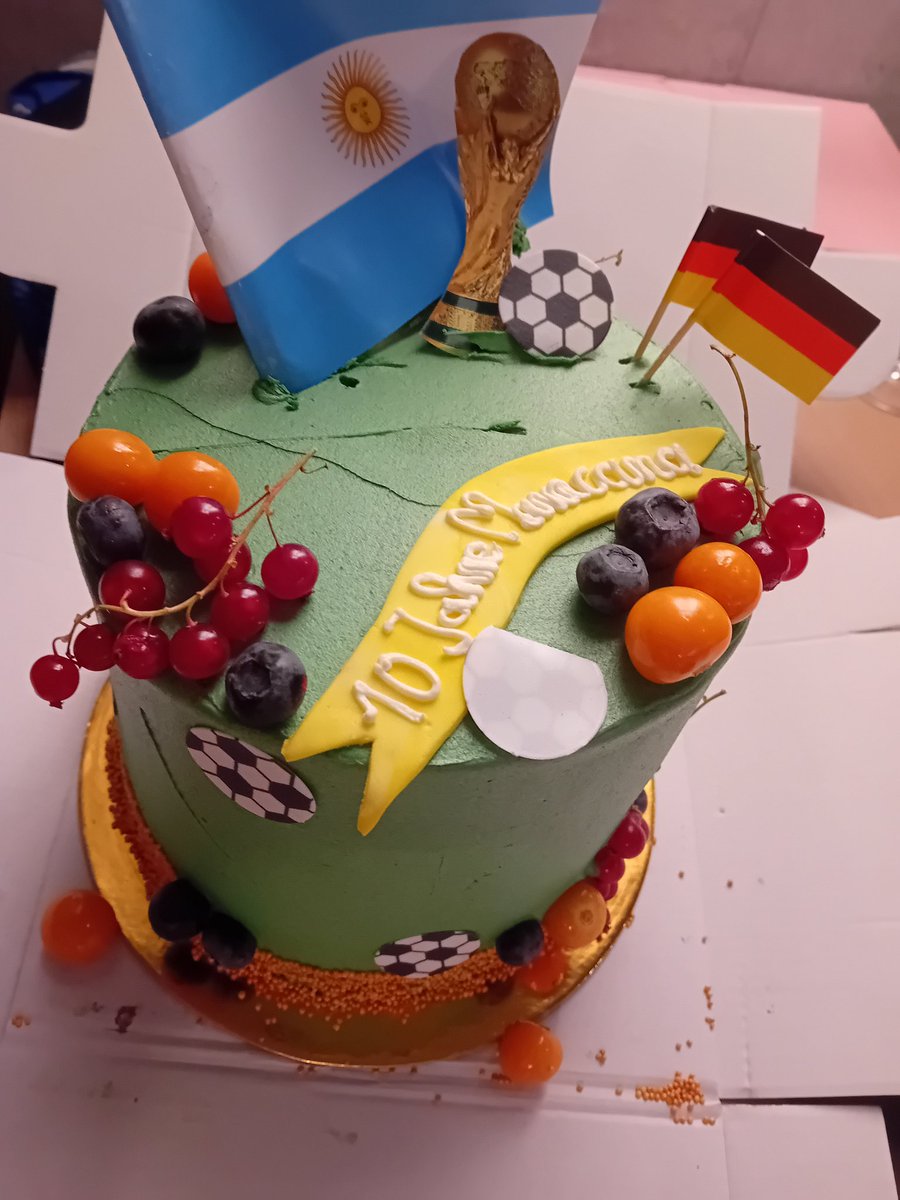 10 Jahre Maracana!  Auf den Moment, der immer bleibt #ger <a href="/Andre_Schuerrle/">André Schürrle</a> <a href="/JeromeBoateng/">Jérôme Boateng</a> <a href="/Manuel_Neuer/">Manuel Neuer</a> <a href="/MarioGoetze/">mariogotze.eth</a> <a href="/matshummels/">Mats Hummels</a> <a href="/mertesacker/">Per Mertesacker</a> @MesutOzil1088
<a href="/esmuellert_/">Thomas Müller</a> <a href="/philipplahm/">Philipp Lahm</a> <a href="/Podolski10/">Lukas-Podolski.com</a> <a href="/BSchweinsteiger/">Bastian Schweinsteiger</a>