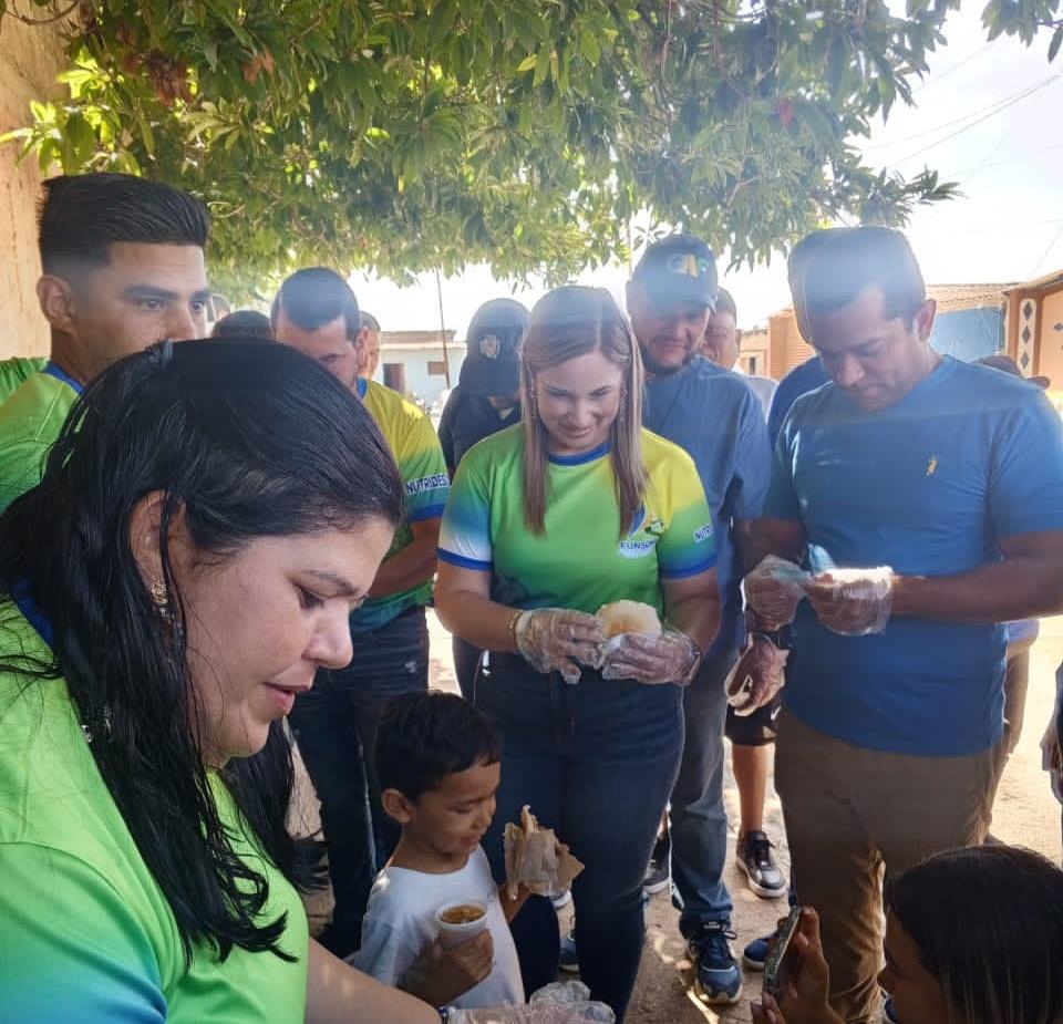 johanyanez85's tweet photo. Hoy acompañamos a la primera dama Gloria Rodríguez Rojas a la jornada de #NutriDesayuno en la calle los muchachos en los cocos #Mariño , una extraordinaria jornada que ratifica el compromiso social de la gestion del Gobernador @MorelRodriguezA 
Seguimos trabajando!!
#Clebne https://t.co/qcU5WTLtXi