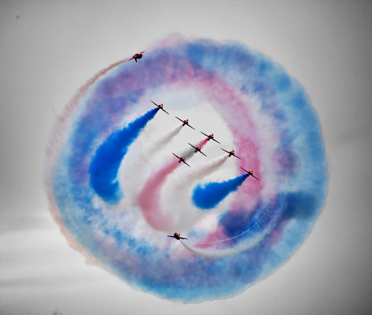 subzero65bk's tweet photo. #redarrows #southport red arrows flying down the beach at Southport bit of a dull day but didn't rain https://t.co/a4bB1MWIP3