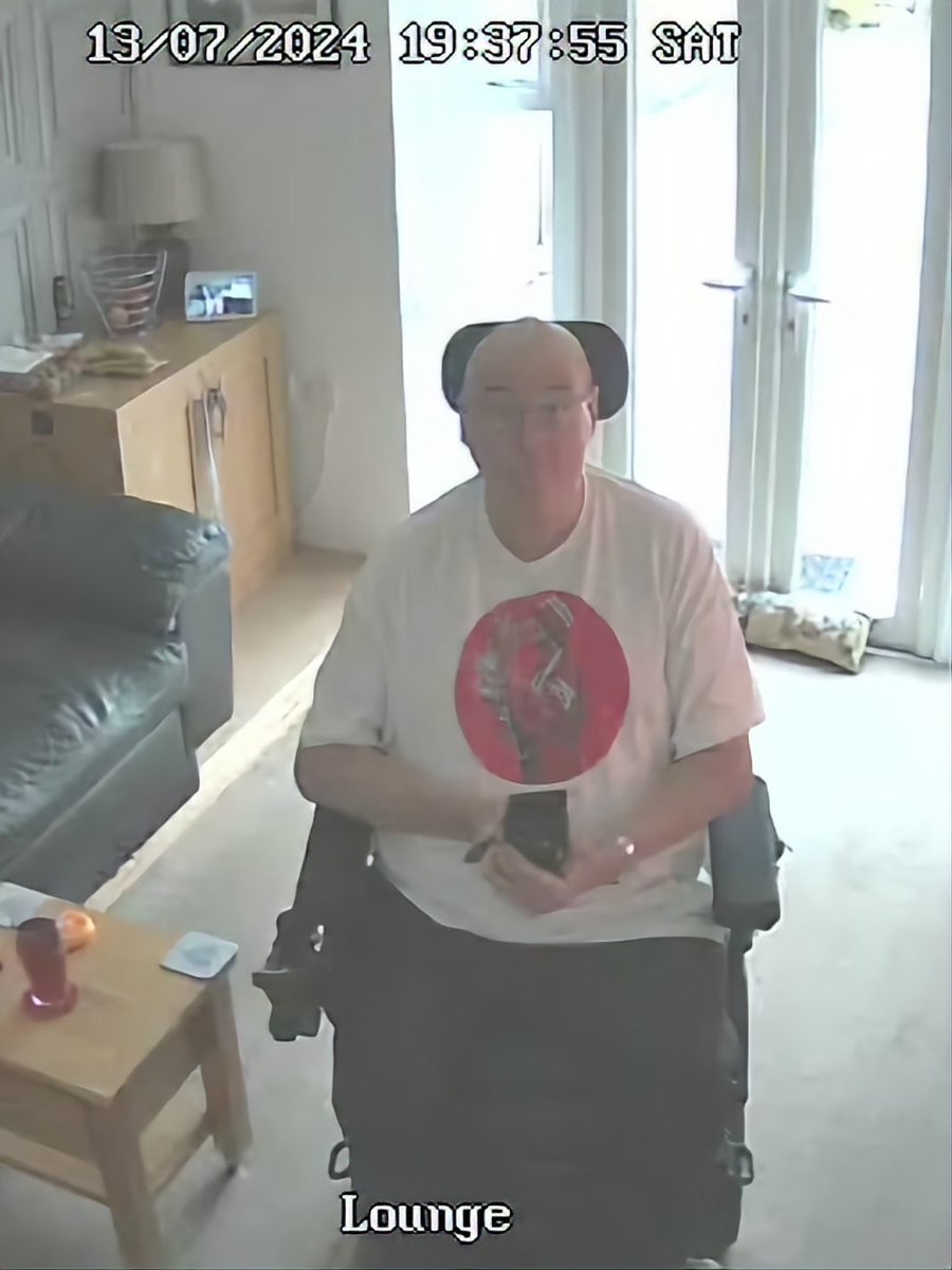 Duckunderdoor1's tweet photo. @AlternativeMUFC
Modelling my KOBBIE T-Shirt whilst using my legs ( Oops wheels ) 👍👊👌😊
Selfie by CCTV.....
#mufcum https://t.co/LLBtemS0en