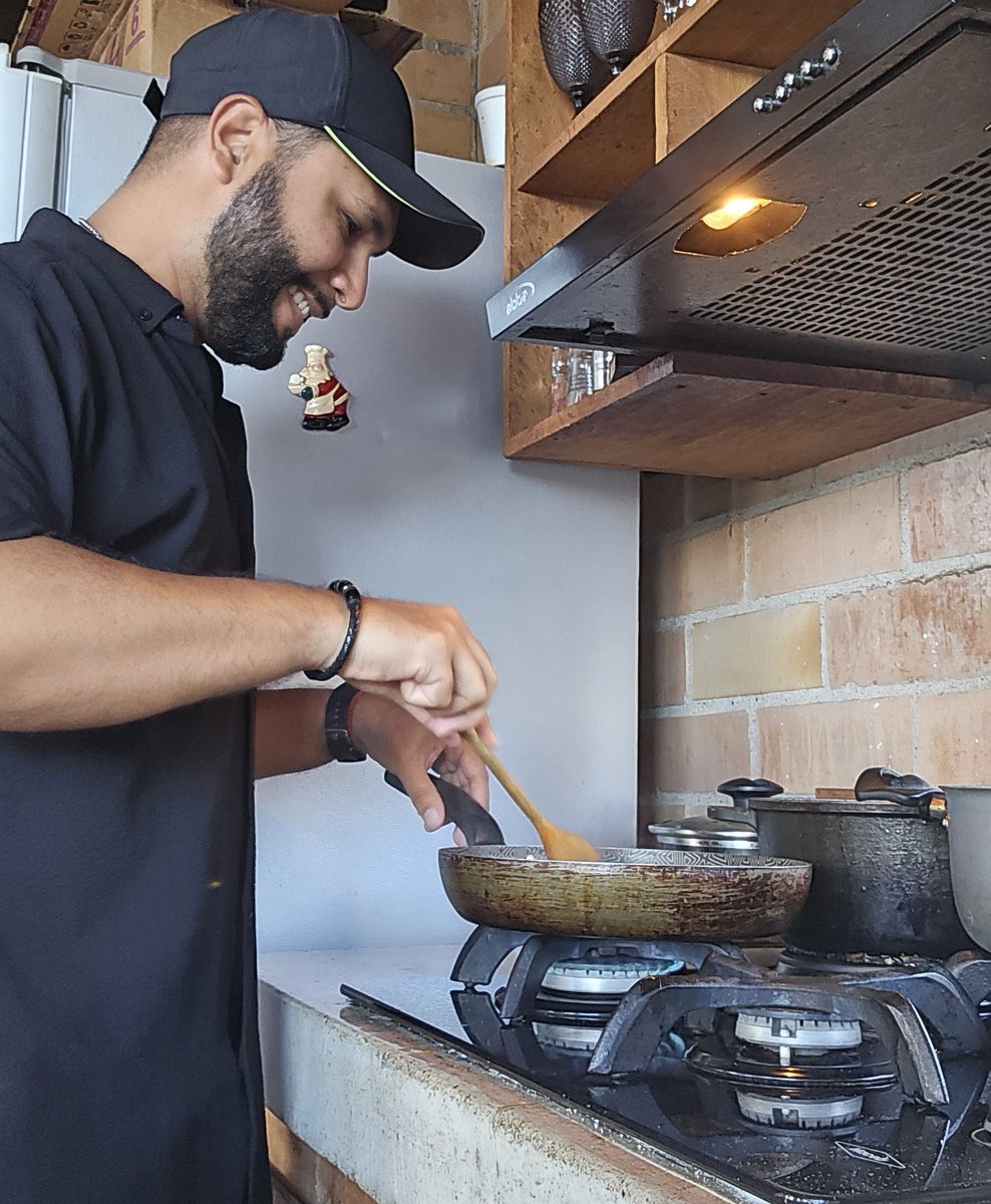 gabogrimaldo's tweet photo. ¡Así es como me la paso en casa! En mi rinconcito favorito, haciendo lo que más me gusta y compartiéndolo con mi gente. 🙌🏽💪🏽👨🏽🍳 #cheflife #Panama #cocina #masterchefpanama https://t.co/JMgB3sks9S