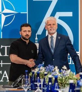 Info53917080's tweet photo. Мушу сказати, що поміж усіх європейських політиків мене здивували лише двоє.

Передусім Джорджа Мелоні. Традиційно всі ультраправі Європи куплені хуйлом. Не Мелоні. Крута пані!

І Петр Павел з історично обережної Чехії.

Величезна подяка цим справжнім друзям України!

🇮🇹💙💛🇨🇿 https://t.co/tSimqEEm8l