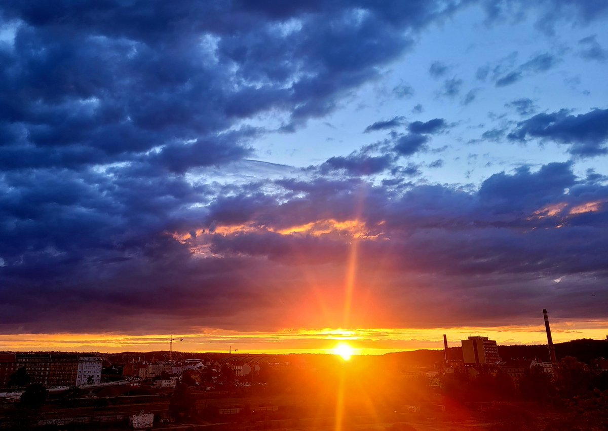 LucieH_GHMP's tweet photo. ..painted sky over #Prague..🎨
..from my window in #Holešovice🌇🌆🌃🌉
#ARTisBlue🌊 #ARTisBlueSky https://t.co/0mUlu226C1