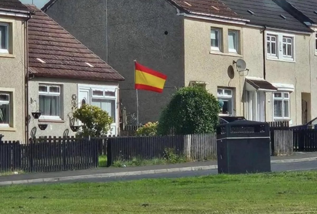 FBAwayDays's tweet photo. The Scotland fan that’s had England’s opposition flag outside his house all tournament has got his Spain flag up ready for tomorrow’s final.
The pettiness has to be respected… 🤣👏 https://t.co/zXyUdYDyLc
