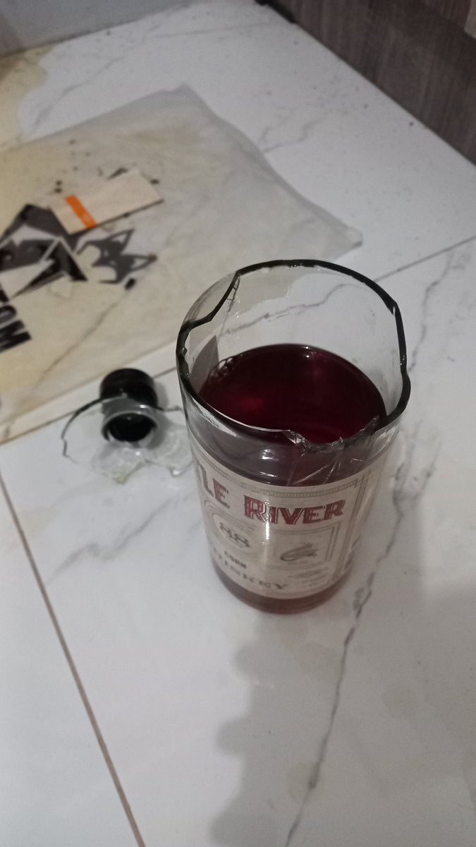 anankrawk's tweet photo. cara buka whisky sek marake di seneni kancane. gelo bingit bijingin. 
maaf kan aku @triadi_salmon @agengsetyon https://t.co/uTkLIikEkv