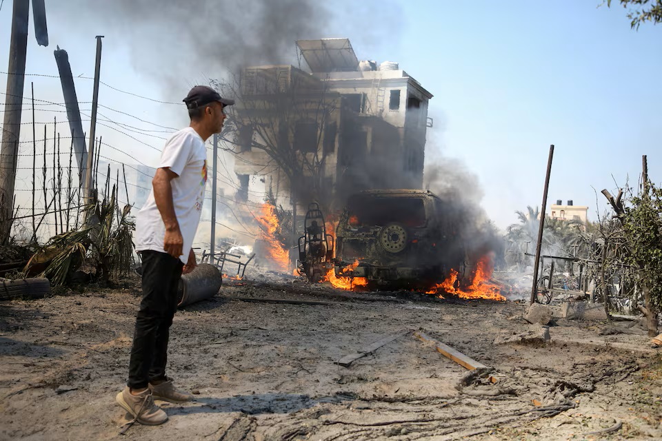 PublicPresse's tweet photo. صور من الـ #مجزرة التي إرتكبتها #إسرائيل في #مواصي_خانيونس جنوبي #غزة والتي أودت بأكثر من 70 شهيداً، لحجة إستهداف #محمد_الضيف 
#صحافة_الشعب #PublicPresse 
الفيديو والتفاصيل: https://t.co/nJM4PZlEsY https://t.co/cplkUjwECo