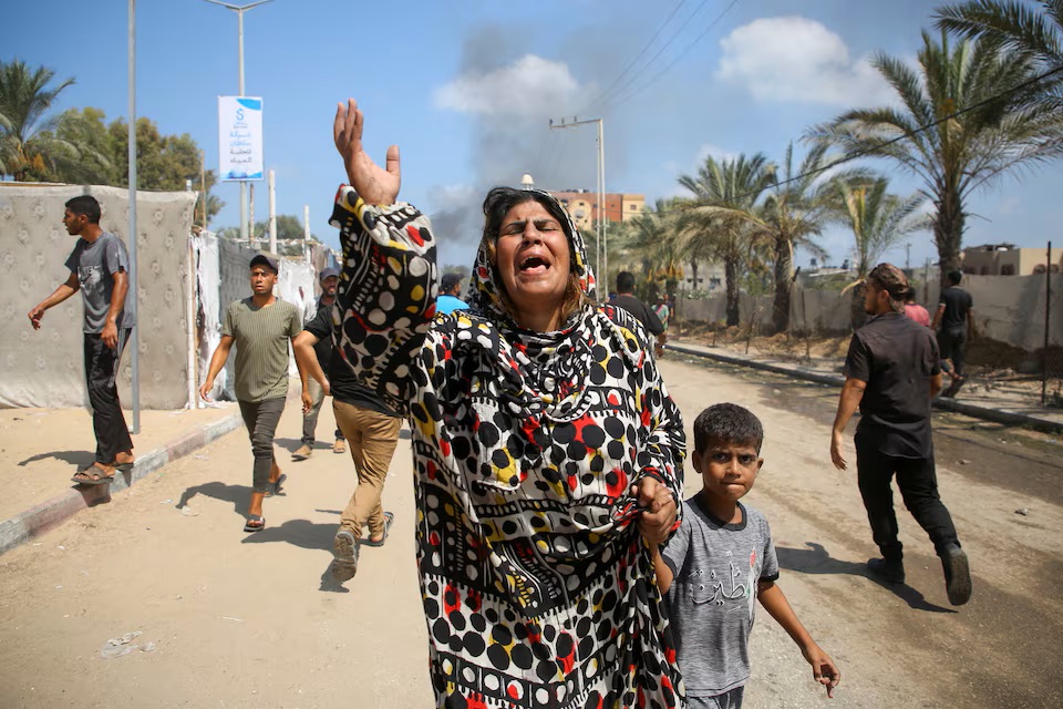 PublicPresse's tweet photo. صور من الـ #مجزرة التي إرتكبتها #إسرائيل في #مواصي_خانيونس جنوبي #غزة والتي أودت بأكثر من 70 شهيداً، لحجة إستهداف #محمد_الضيف 
#صحافة_الشعب #PublicPresse 
الفيديو والتفاصيل: https://t.co/nJM4PZlEsY https://t.co/cplkUjwECo