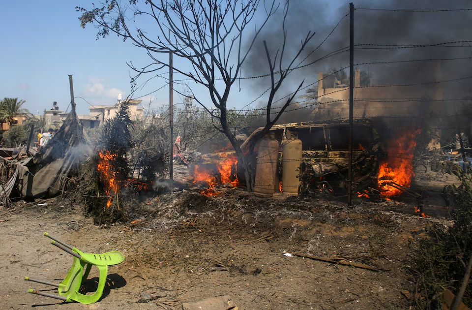 PublicPresse's tweet photo. صور من الـ #مجزرة التي إرتكبتها #إسرائيل في #مواصي_خانيونس جنوبي #غزة والتي أودت بأكثر من 70 شهيداً، لحجة إستهداف #محمد_الضيف 
#صحافة_الشعب #PublicPresse 
الفيديو والتفاصيل: https://t.co/nJM4PZlEsY https://t.co/cplkUjwECo