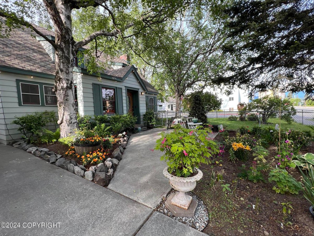 skbrealestate's tweet photo. Open house today from 1-4 PM at 1207 W 8th Avenue! The is downtown vintage home is zoned for a home office. https://t.co/m1I9at2m2g