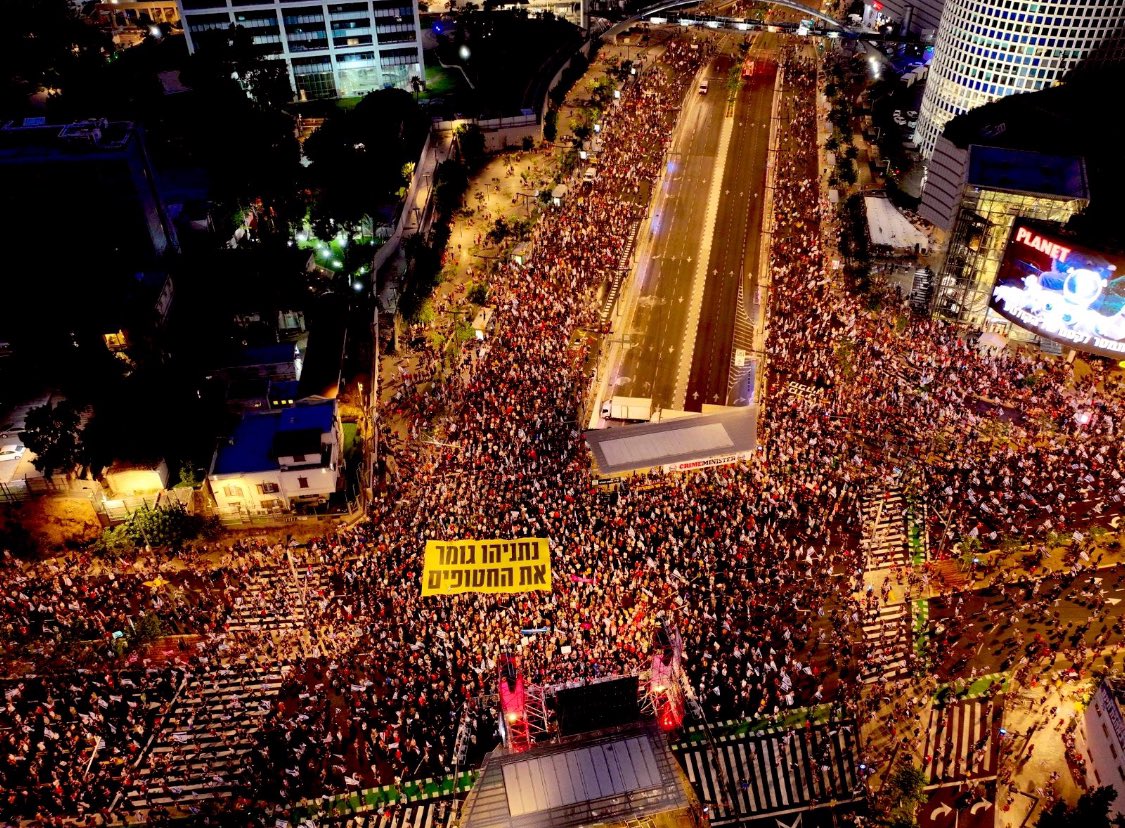 AmiDar's tweet photo. Tel Aviv tonight. Big sign in Hebrew: “Netanyahu is ending the hostages.” https://t.co/UJy9n8xmcS