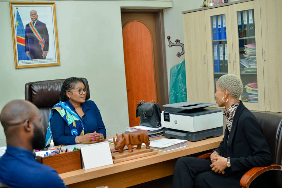 Fpculturelle's tweet photo. Mme le DG a accordé son hospitalité au Mannequin #Anado Kabika, Top Model et Directrice de Miss Universe RDC. Les discussions ont porté sur la participation de la #RDC au concours international, 38 après la voir quitter ainsi que l'accompagnement à la mesure du possible du #FPC. https://t.co/pFYfVLSDQY