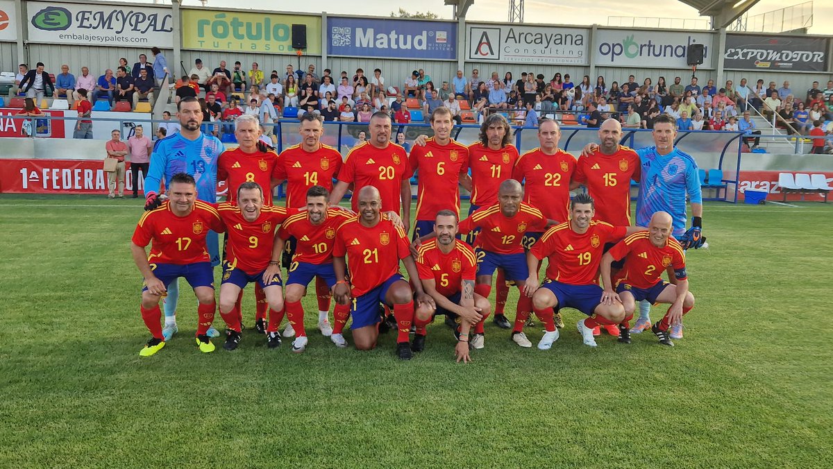 futbolaragon's tweet photo. #RFAF 𝗣𝗔𝗥𝗧𝗜𝗗𝗢 𝗟𝗘𝗬𝗘𝗡𝗗𝗔𝗦 I TARAZONA

⚽️ Selección @futbolaragon-@leyendasespana

📌𝘼𝙧𝙧𝙖𝙣𝙘𝙖 𝙚𝙡 𝙥𝙖𝙧𝙩𝙞𝙙𝙤 https://t.co/69X7ZM5Cxr