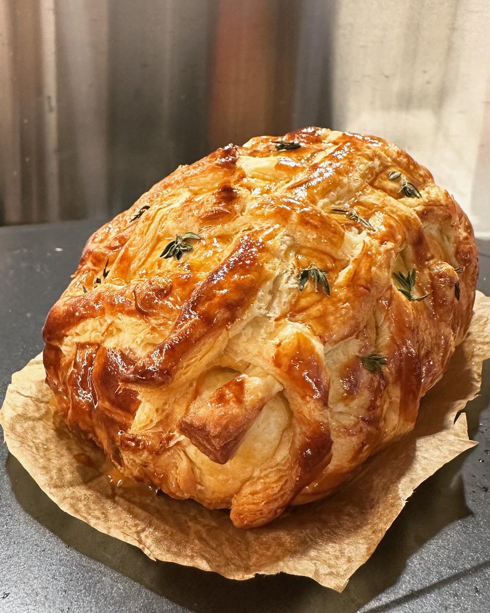 ishkolhatkar's tweet photo. Should be no surprise that one of my love languages is ‘Making overly complicated meals’. Dinner with Hannah. I haven’t cooked in two weeks. So naturally I made Beef Wellington, Cavalo Nero, baby carrots and herbed Jersey Royals #CookWithIsh 

2/2 https://t.co/5txExMkAH3