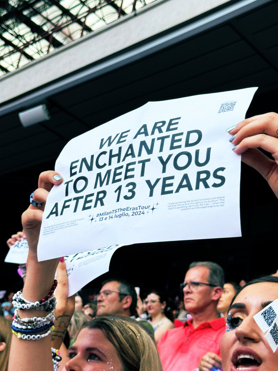 tswifterastour's tweet photo. 🚨| Taylor Swift acknowledging the fan project during "Enchanted" at today's show in Milan, Italy! 💜🇮🇹 #MilanTSTheErasTour https://t.co/obzWqPNEDh