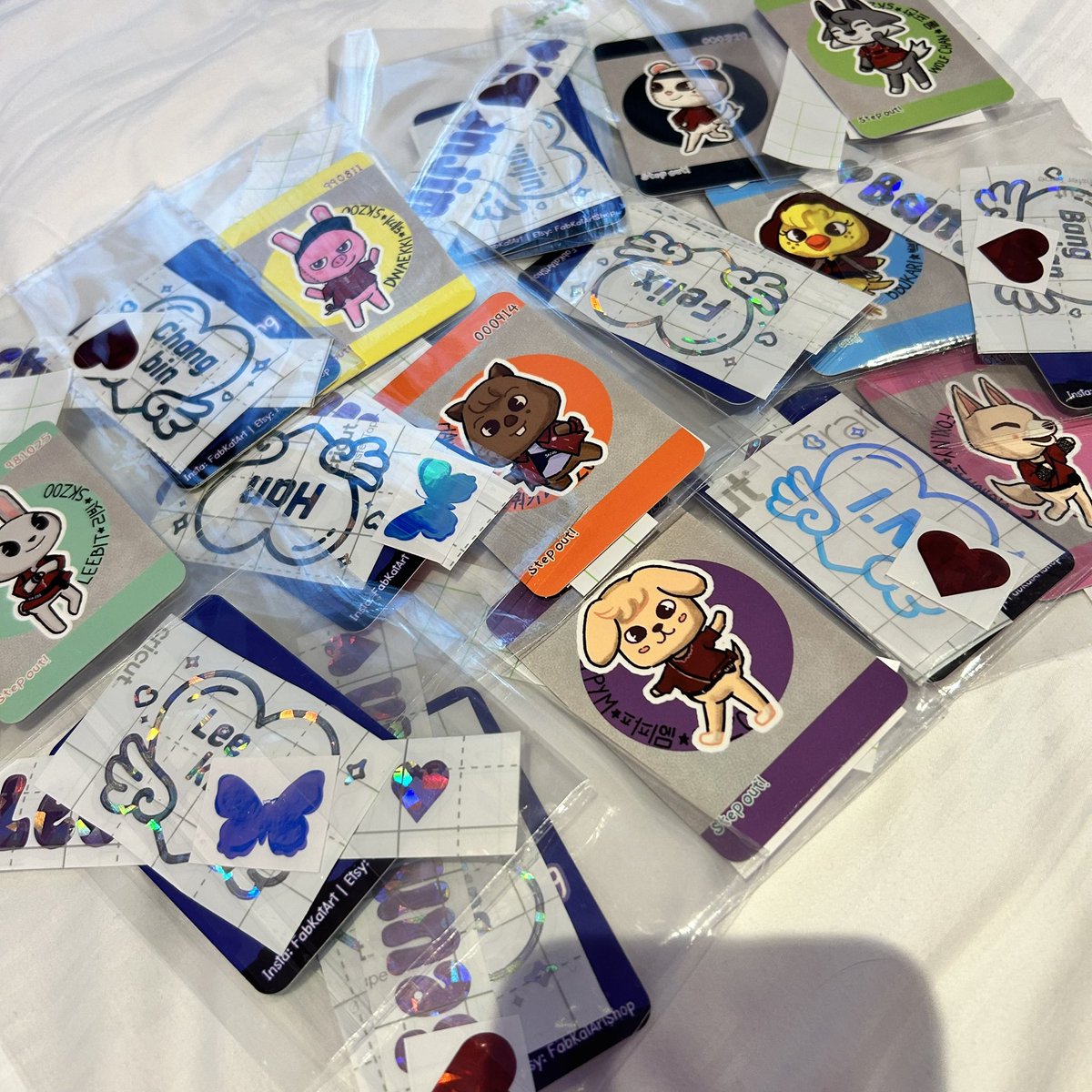 fayetiiny's tweet photo. All of our #StrayKidsxBSTHydePark freebies are assembled! Each pack has a #SKZOO PC and 3x Lightstick Decals, plus we have lots of handmade bracelets to hand out! We’ll post what we’re wearing tomorrow so please come find us and say hi 👋🏻 #BSTHydePark #skzfanart #straykids https://t.co/MDJc1JDqdM