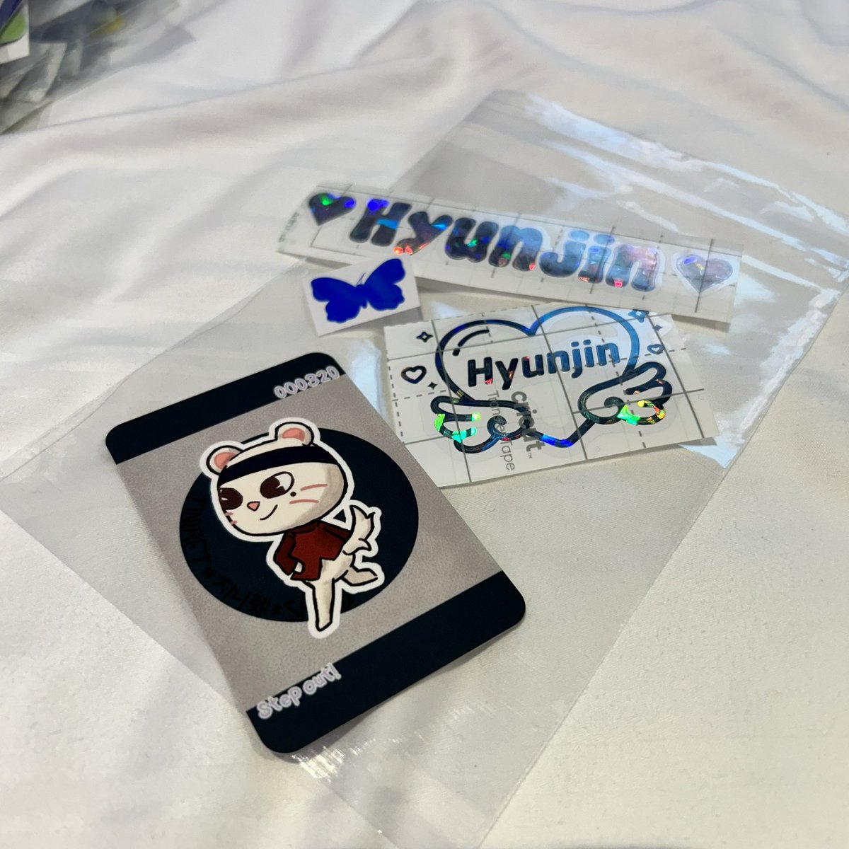 fayetiiny's tweet photo. All of our #StrayKidsxBSTHydePark freebies are assembled! Each pack has a #SKZOO PC and 3x Lightstick Decals, plus we have lots of handmade bracelets to hand out! We’ll post what we’re wearing tomorrow so please come find us and say hi 👋🏻 #BSTHydePark #skzfanart #straykids https://t.co/MDJc1JDqdM