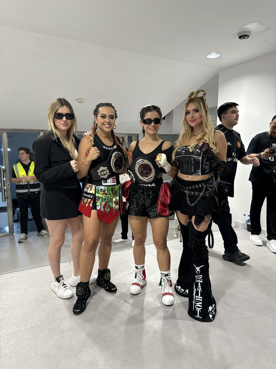 InvictosSomos's tweet photo. Son mexicanas. ¿En serio creyeron que les iban a ganar en boxeo? JAJAJAJA. Las jefas de jefas del evento. LAS REINAS DE LA VELADA. https://t.co/XGMLa3SmJO