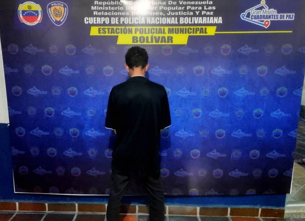 PNBVzla's tweet photo. Funcionarios (as) de @Pnbvzla pertenecientes a la estación policial municipal Bolívar de @Cpnb.Ccpetachira, realizaron la detención de un ciudadano por el presunto delito de homicidio intencional, el mismo presentando solicitud ante el #Siipol. https://t.co/Mnokqq5gEX