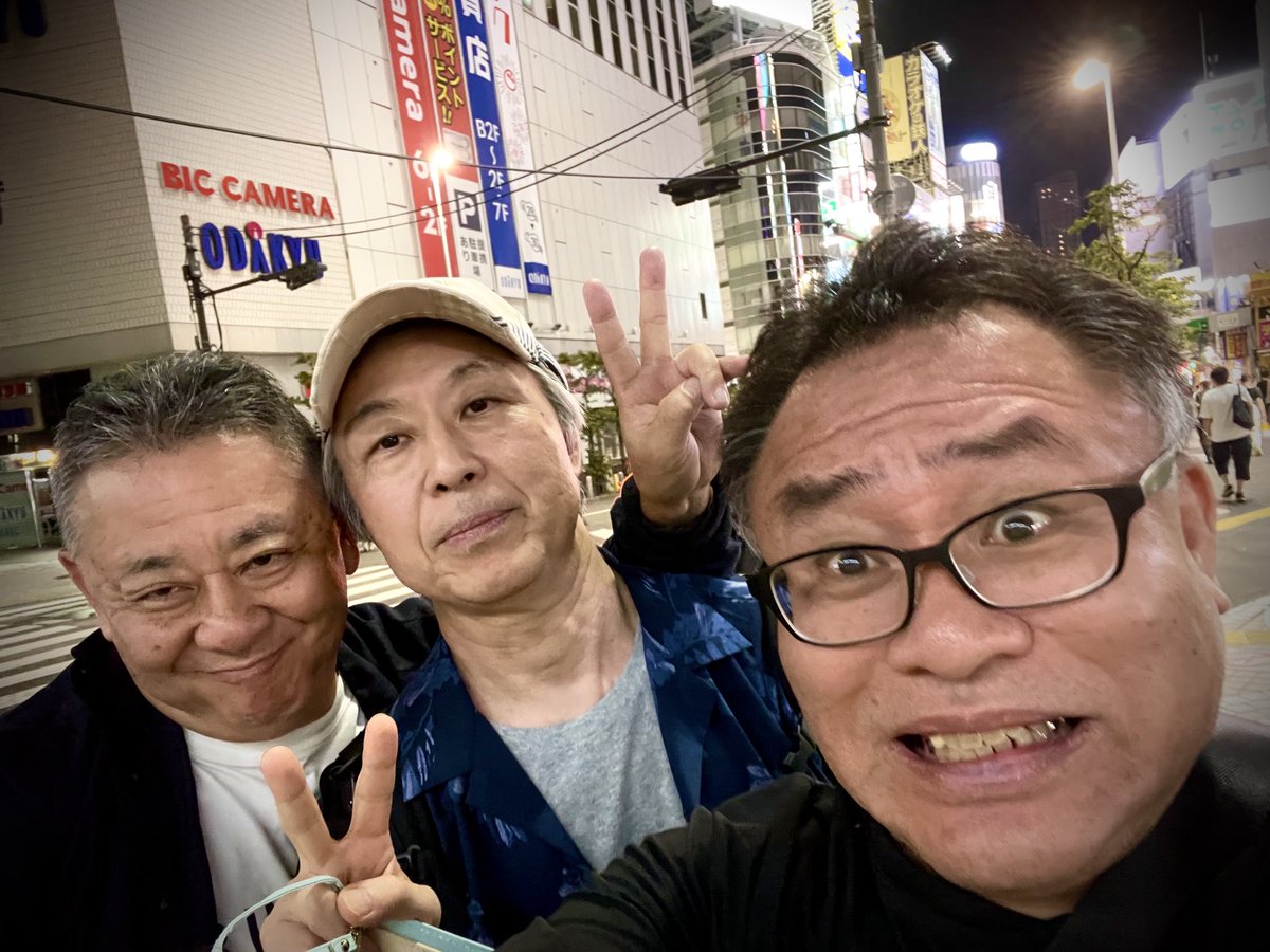 mondoroccia55's tweet photo. その昔、三軒茶屋で #KOFM というミニFM放送局を立ち上げ一世を風靡した3人の男たちが数十年ぶりに集まる。
こてつ、けいそう、そして私代打屋のてつことてっちゃん。
今夜改めて分かったのは…
みんな、バカだ。 https://t.co/qkHQkE0dvc