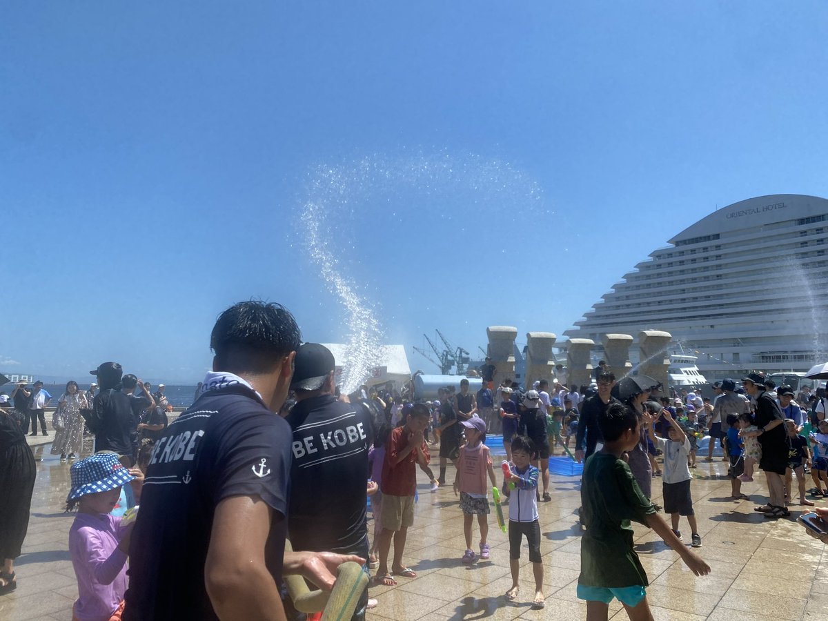 LapisStudio's tweet image. 今年もKOBRソンクラーン開催‼️
感謝と敬意を込めて水掛けまつり❣️

  7月14日(日) 13:00〜14:00
  7月15日(祝) 13:00〜14:00

⭐️メリケンパーク展望広場にて⭐️
  KOBE  LOVE Port  みなとまつり

水鉄砲持って ずぶ濡れになっちゃえ‼️