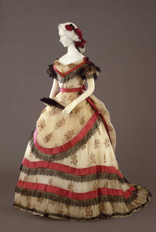 wikivictorian's tweet photo. Evening dress, 1869. Galleria del Costume di Palazzo Pitti. https://t.co/WC1SoIGk3q