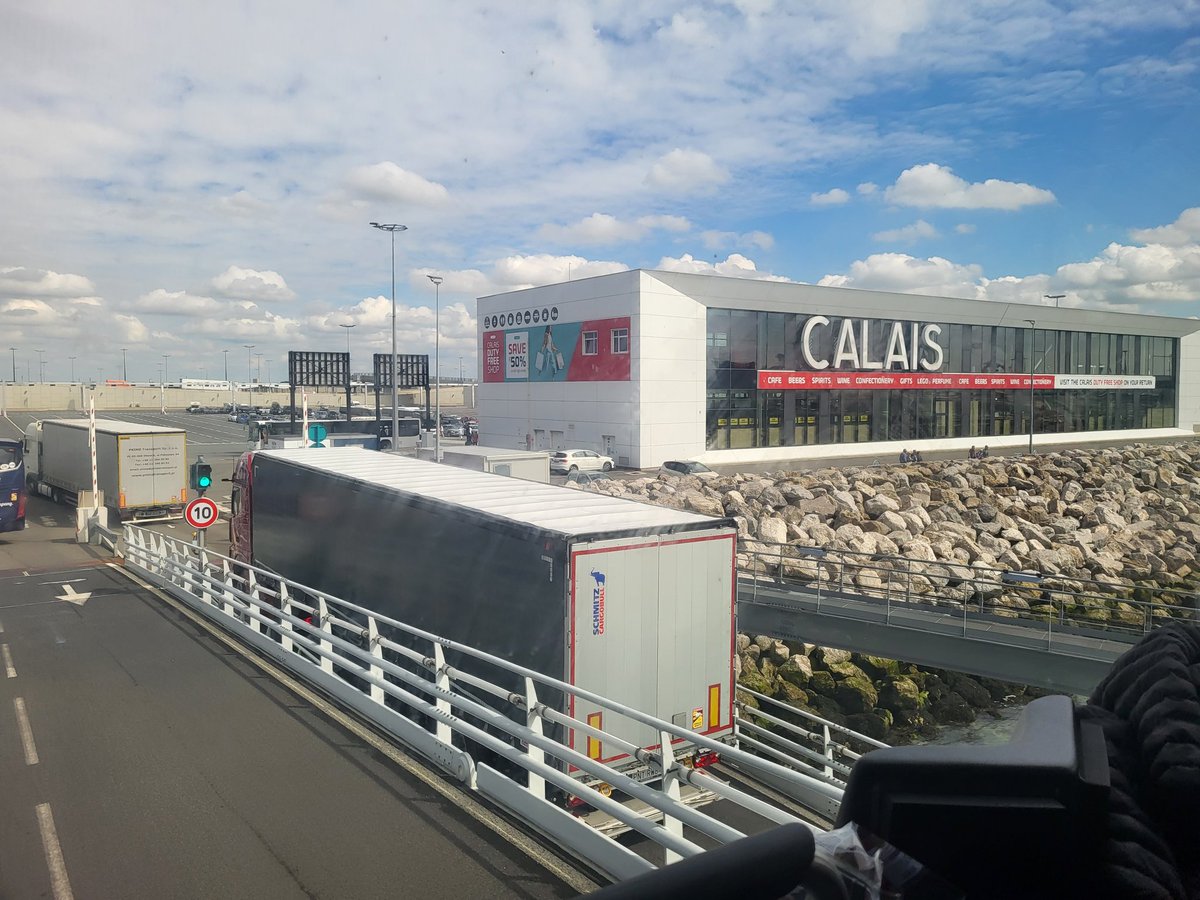 RHSHumanities's tweet photo. Off the Ferry...Next stop the scenic  city of Veurne! 🇫🇷🇧🇪 #BattlefieldsRHS2024 @RastrickHigh https://t.co/fhrJrSUu9C