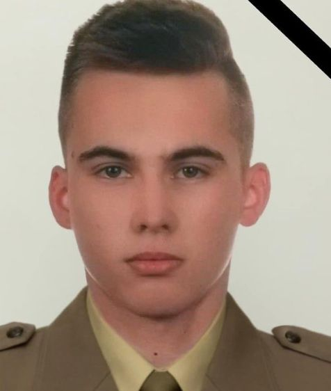 MarioNawfal's tweet photo. 🚨🇵🇱 POLISH BORDER GUARD KILLED BY SPEAR-THROWING MIGRANTS

Polish border guard Sgt. Mateusz Sitek, 21, was killed by migrants throwing spears as they tried to cross from Belarus.

Officials say the surge in arrivals is Putin's latest war tactic against the West.

Source: Daily Mail