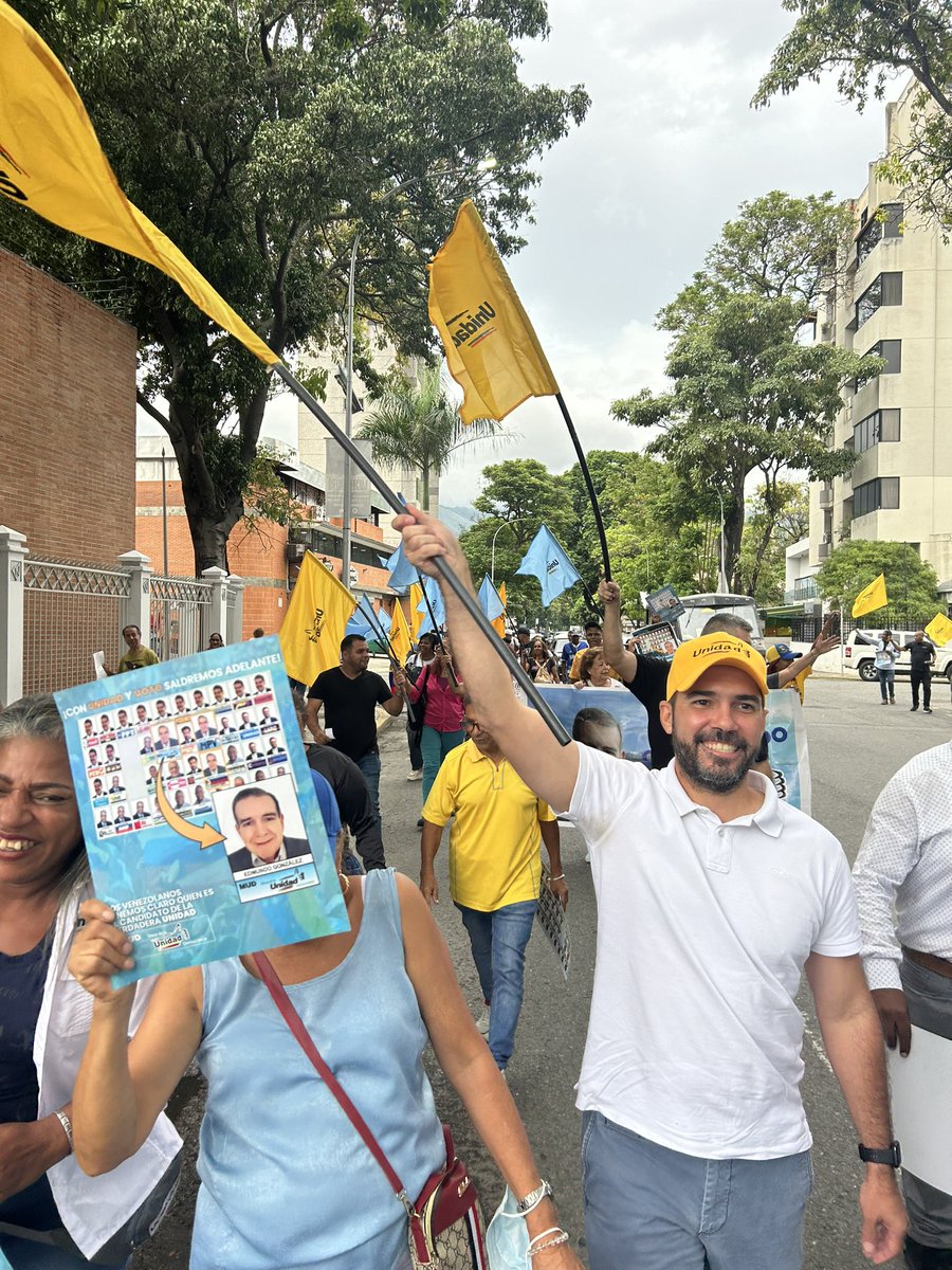 EdinsonFerrerA's tweet photo. Los justicieros estamos desplegados, enseñando a todos a votar por @EdmundoGU. Sé parte del cambio y vota por el candidato que Venezuela necesita. #JusticierosConEdmundo https://t.co/JzIcYNhXlo