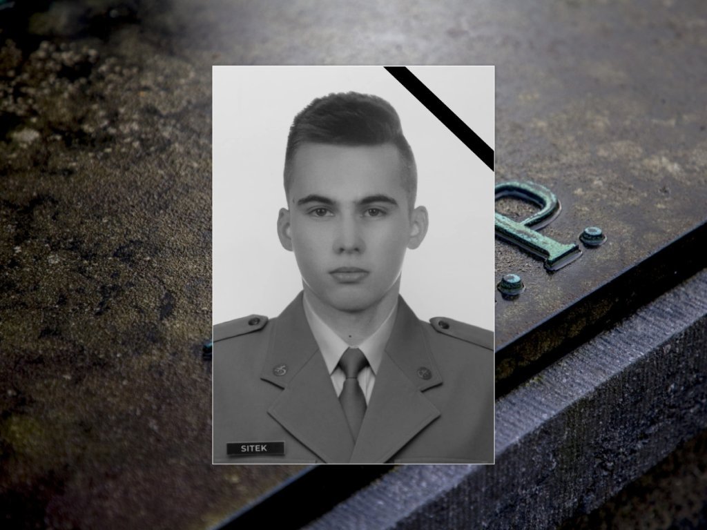 MarioNawfal's tweet photo. 🚨🇵🇱 POLISH BORDER GUARD KILLED BY SPEAR-THROWING MIGRANTS

Polish border guard Sgt. Mateusz Sitek, 21, was killed by migrants throwing spears as they tried to cross from Belarus.

Officials say the surge in arrivals is Putin's latest war tactic against the West.

Source: Daily Mail