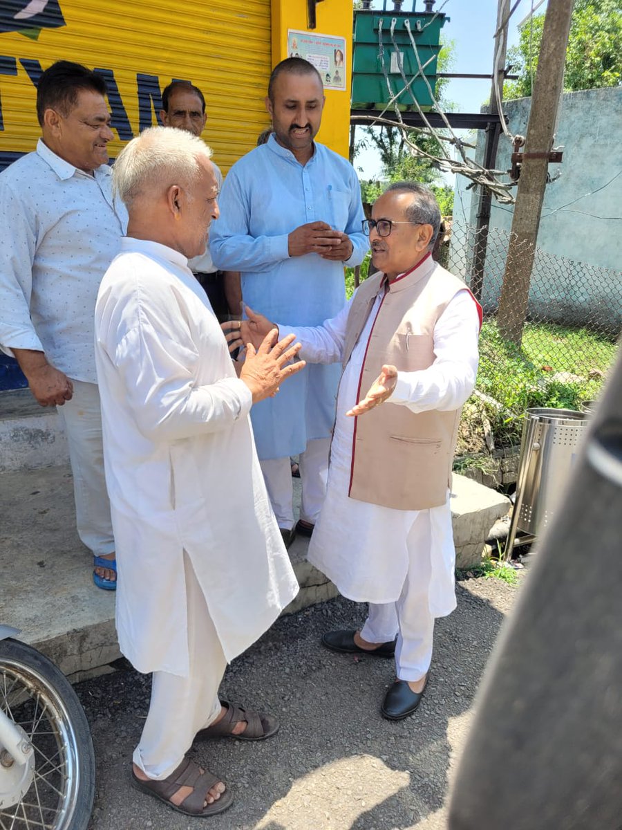 NirmalSinghBJP's tweet photo. आज #Basohli के #Mahanpur मंडल में लोगों से भेंट कर उन के दुख सुख में सिम्मलित हुआ। मेरे साथ DDC सदस्य तेजेंद्र गोल्डी, सोनू गुप्ता जिला महान मंत्री, धर्म चंद, प्रमोद सिंह, शाम सिंह, पारस राम ठियाल व अन्य कार्यकर्ताओं ने भी भाग लिया। https://t.co/qI90ZcAYMl